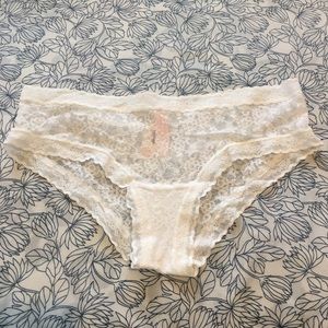 ✨NWT - Victoria's Secret Lace Hiphugger✨